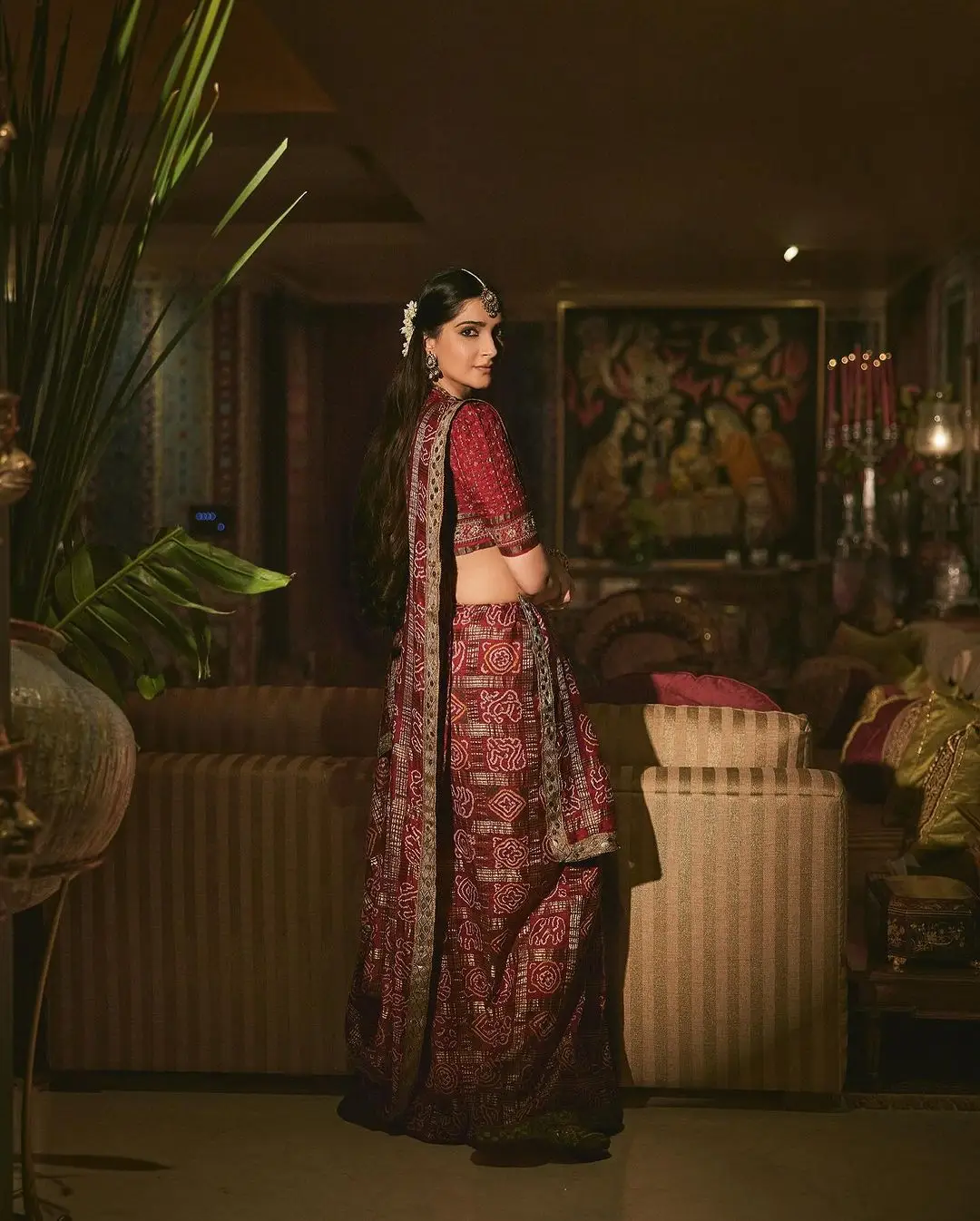 BOLLYWOOD ACTRESS SONAM KAPOOR PHOTOSHOOT IN MAROON COLOR SAREE 4